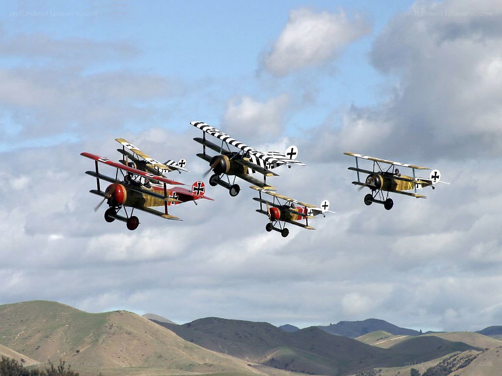 WWI German fighter planes in formation