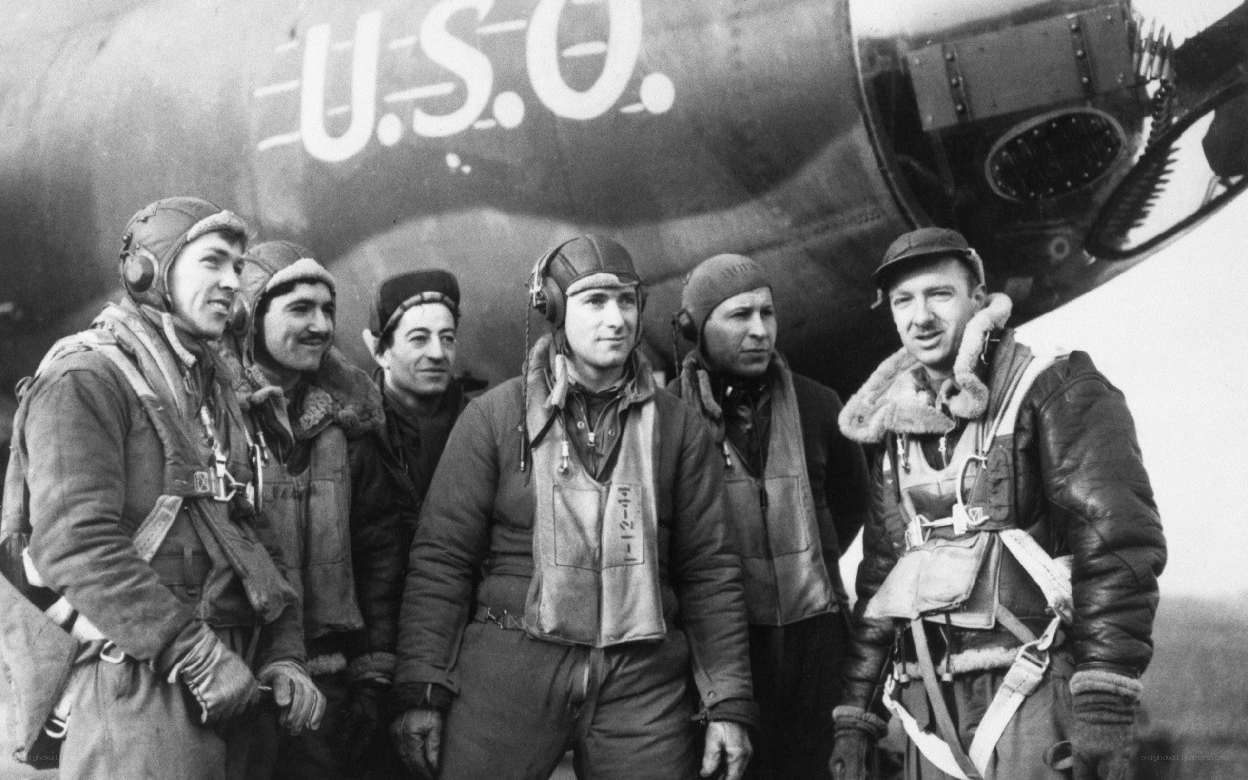 WWII bomber crew group photo