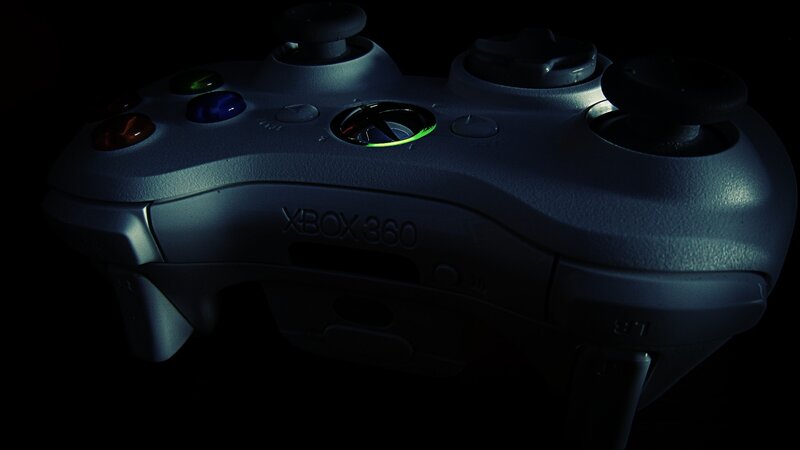 Xbox 360 Controller — Black, Dramatic