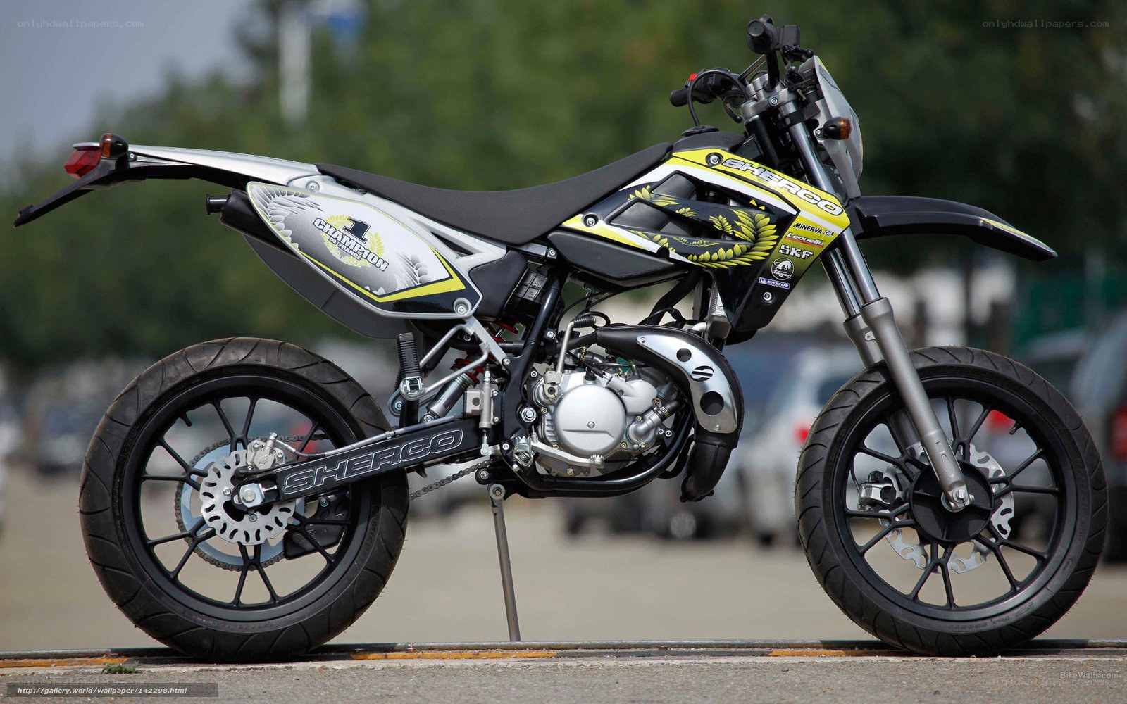 yellow and black dirt bike