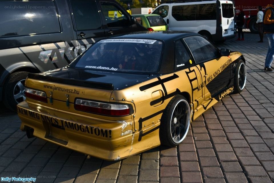 Yellow and black drift car