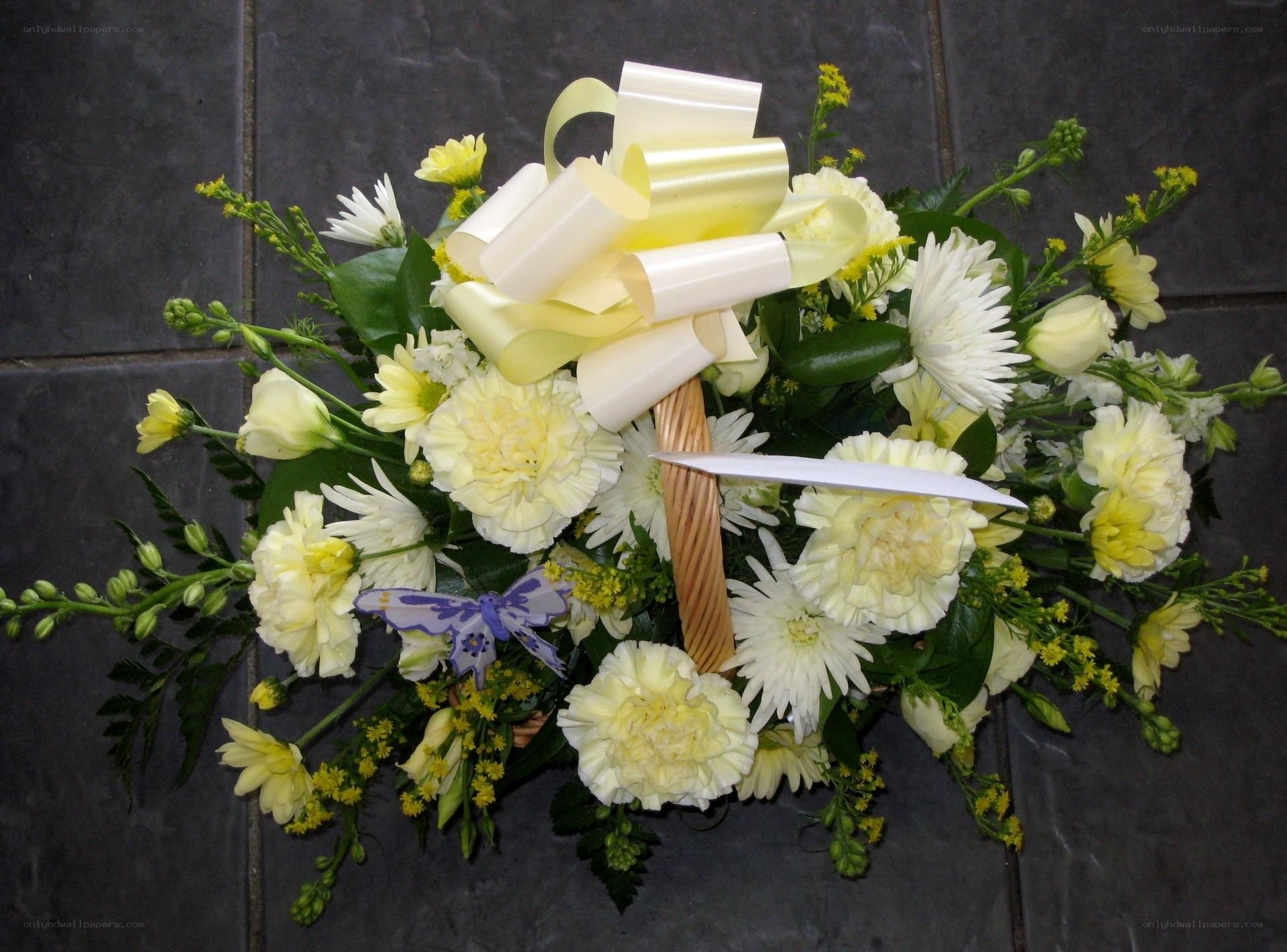 yellow and white flower arrangement
