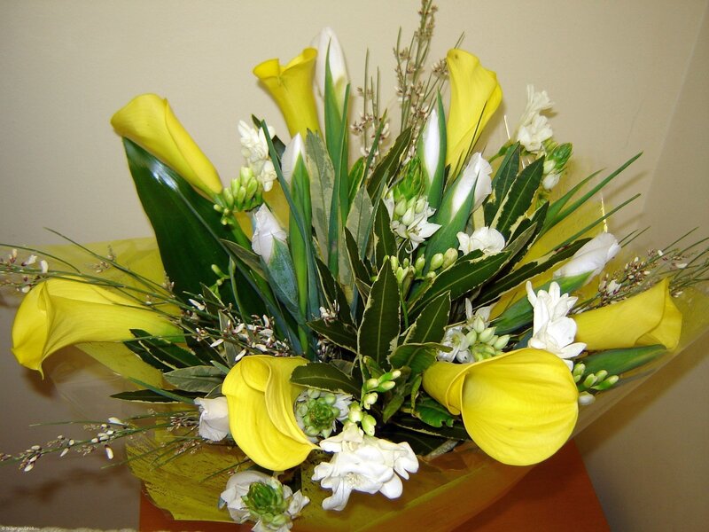 yellow and white flower bouquet