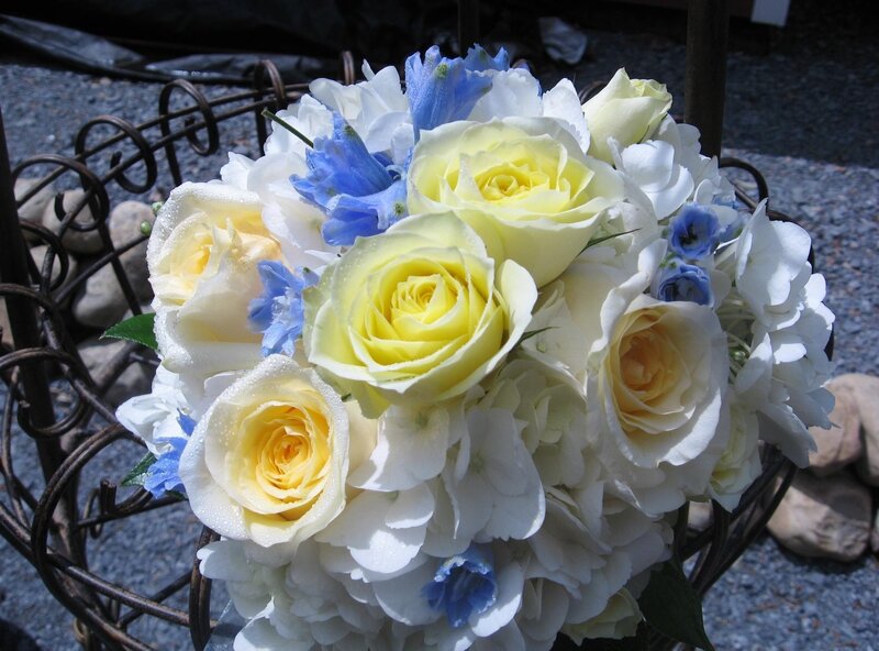 yellow and white rose bouquet