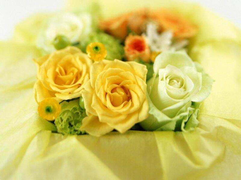yellow and white rose bouquet