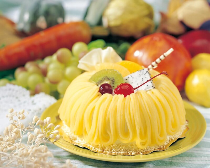 Yellow cake with fruit garnish
