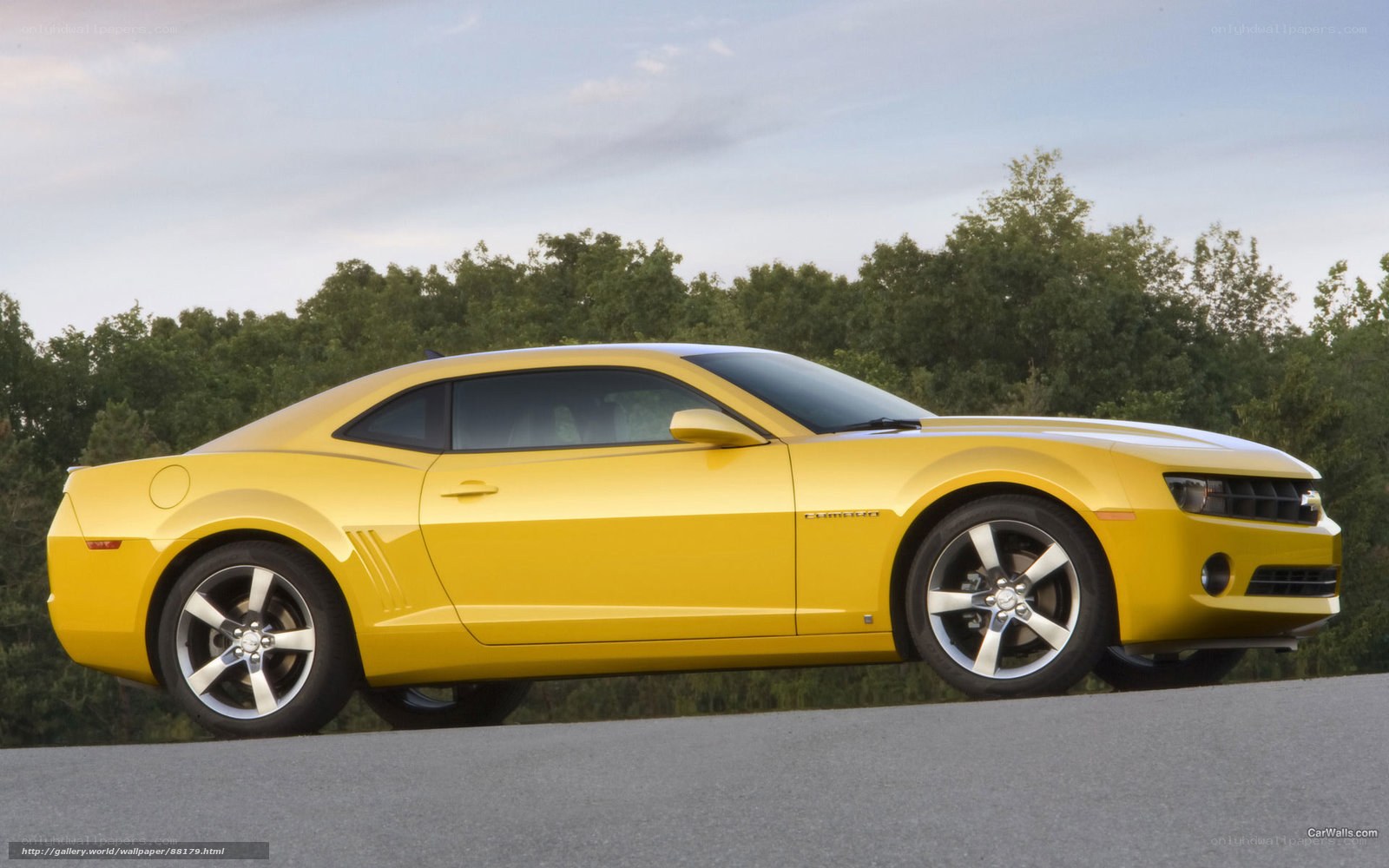yellow camaro sports car