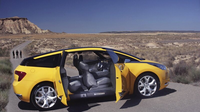 Yellow Citroën concept car in desert