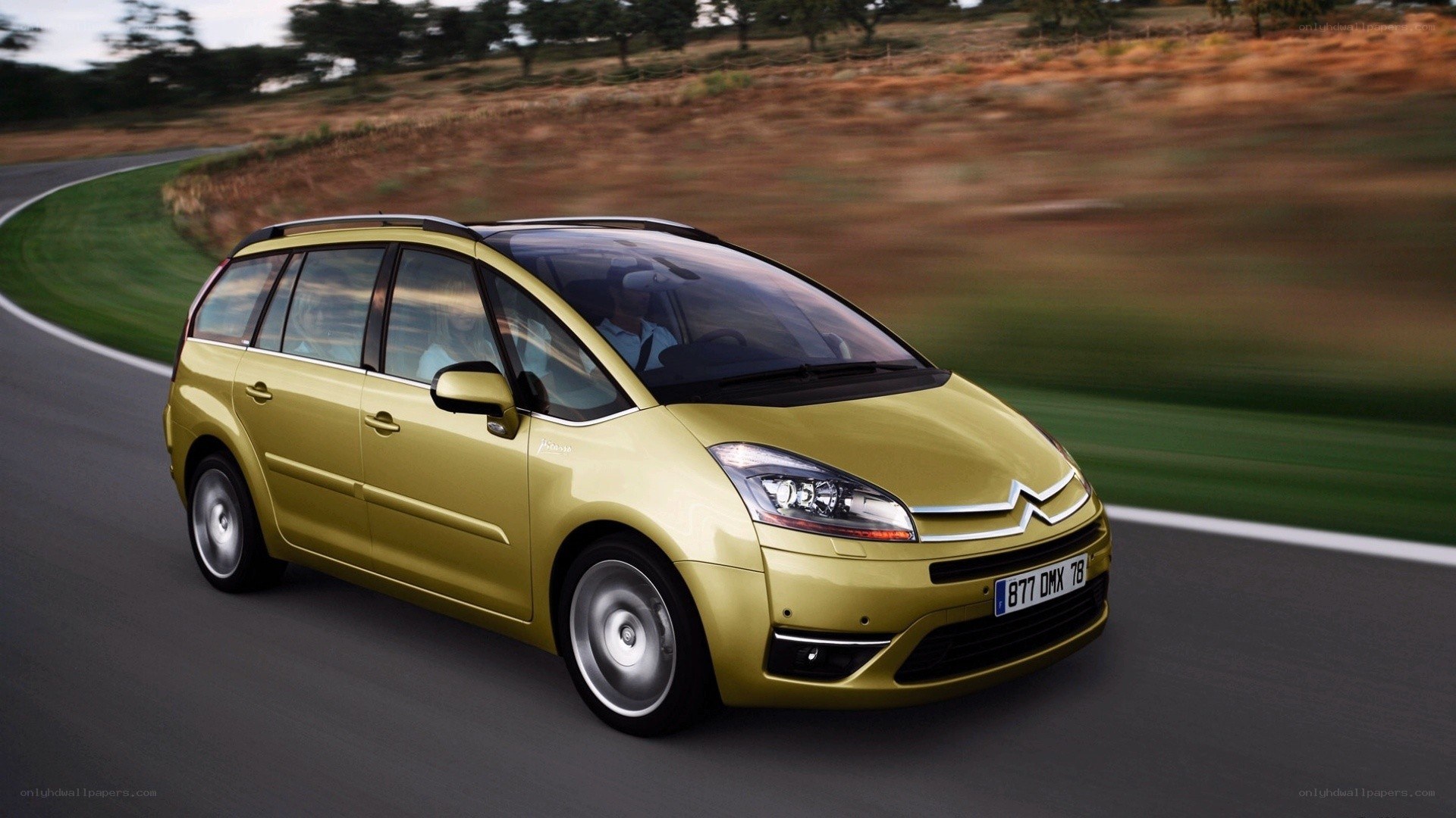 yellow citroen c4 Picasso in motion