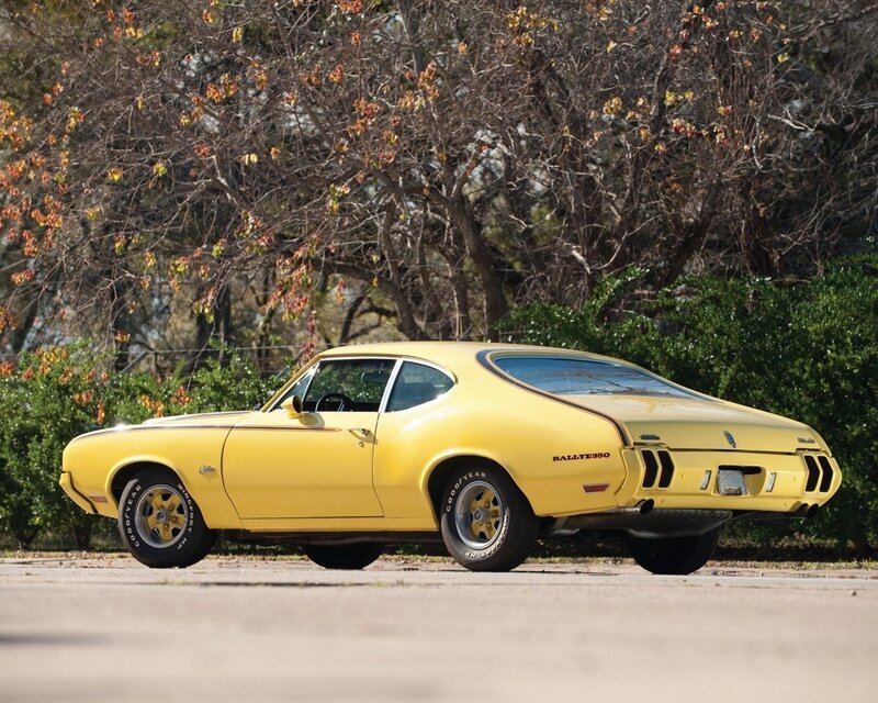 Yellow Classic Muscle Car — Calm, Autumn
