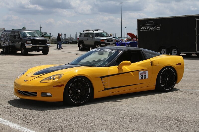 Yellow Corvette C6 — Outdoor