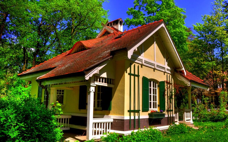 Yellow Cottage in Garden
