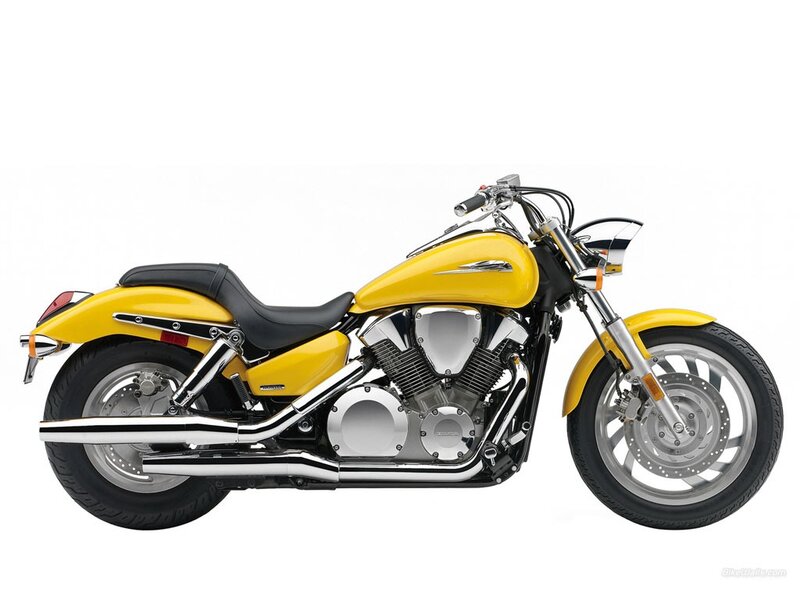 Yellow Cruiser Motorcycle — Neutral, Photograph