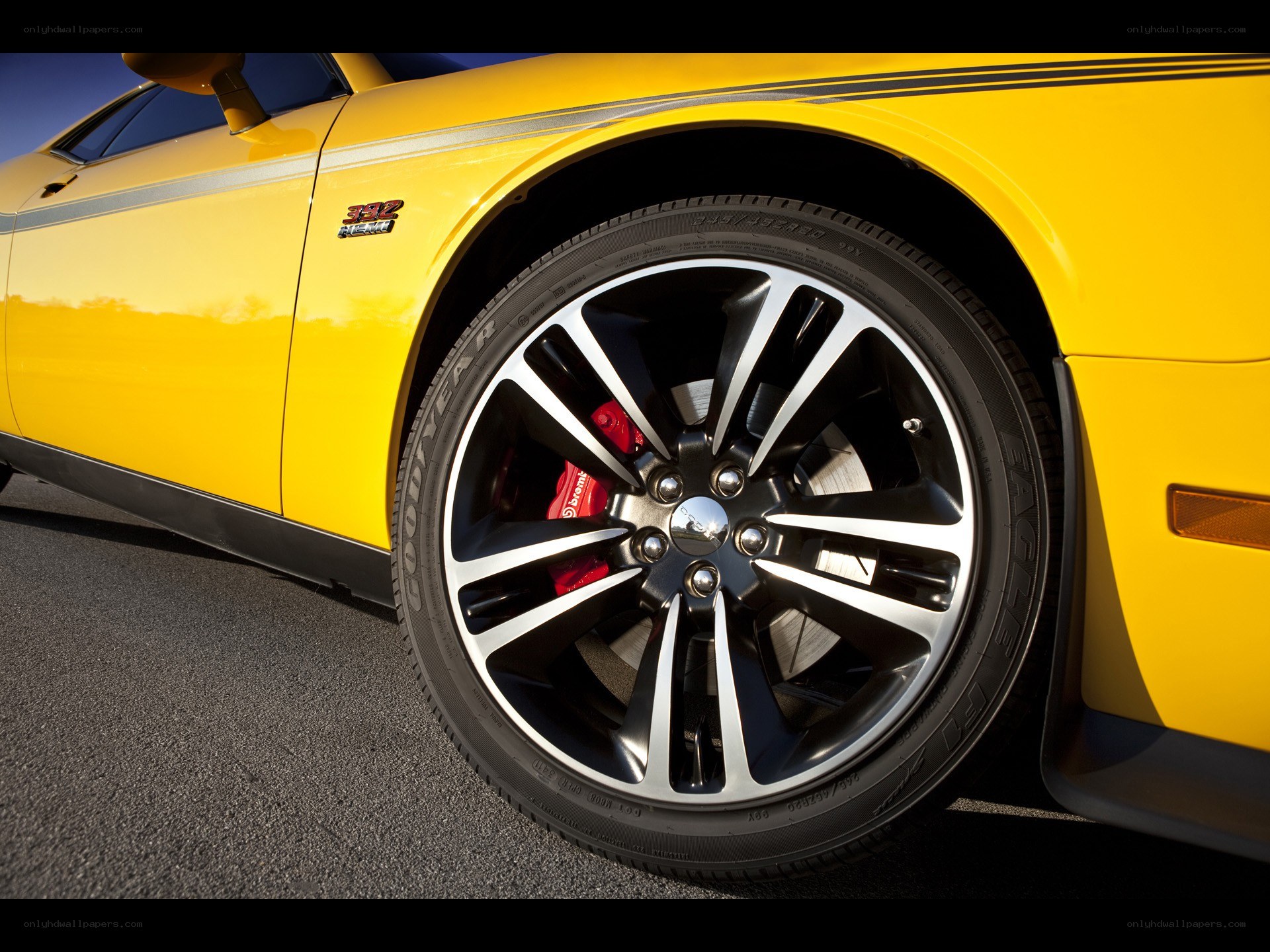 yellow dodge challenger wheel