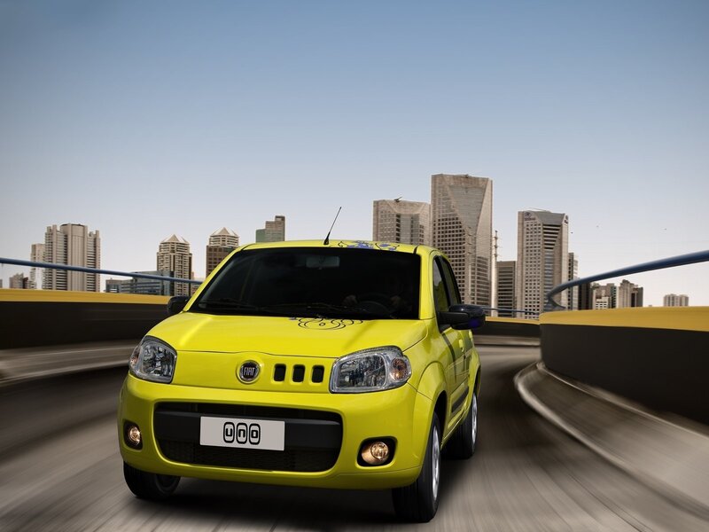 Yellow Fiat Uno in city
