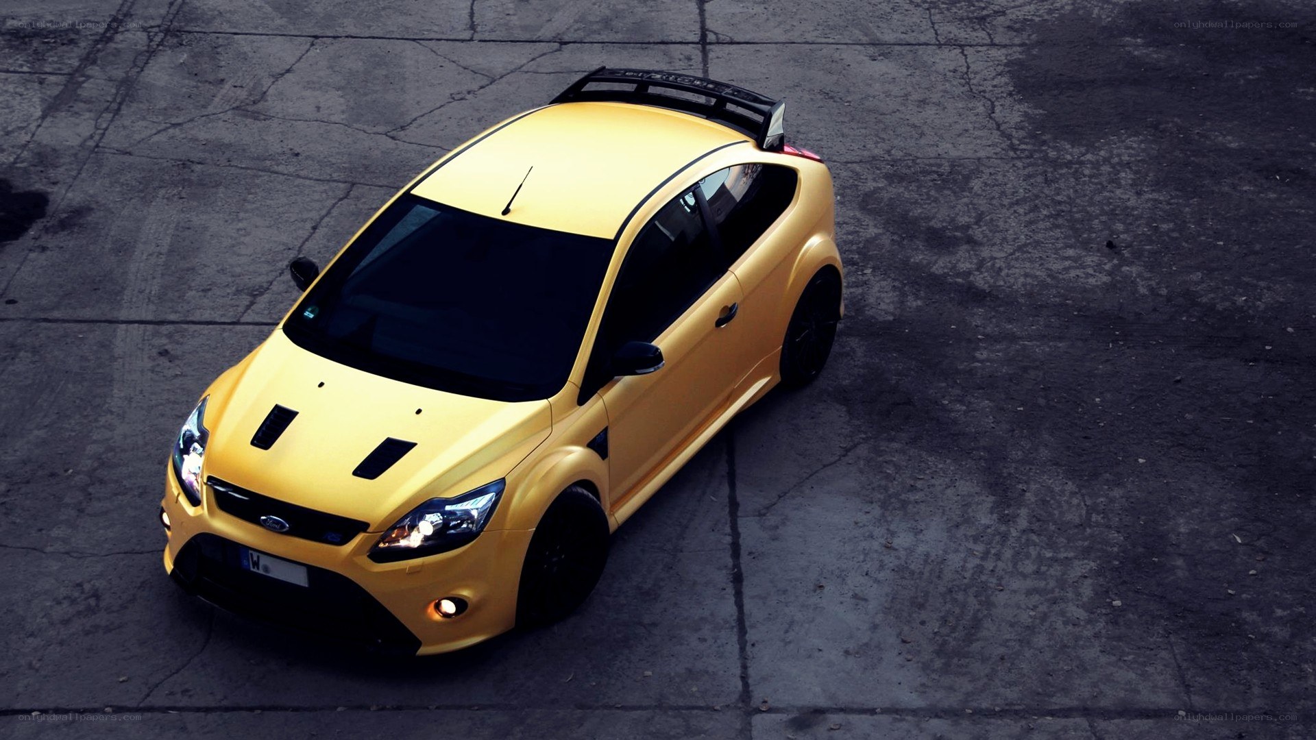 yellow ford focus rs car