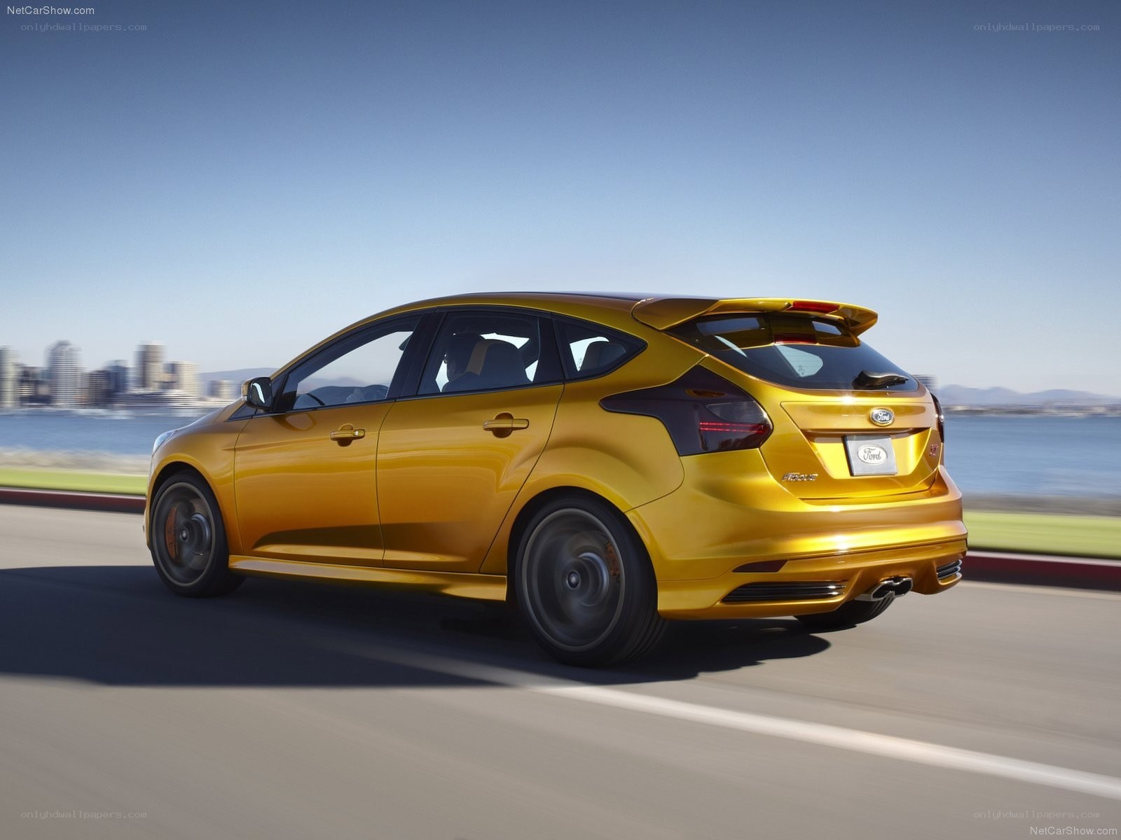 yellow ford focus rs driving
