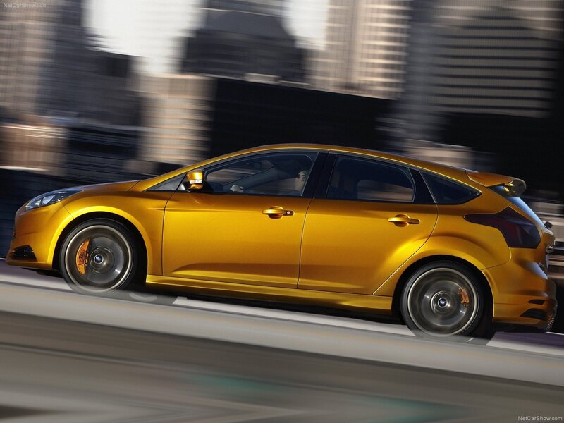 yellow ford focus rs in motion