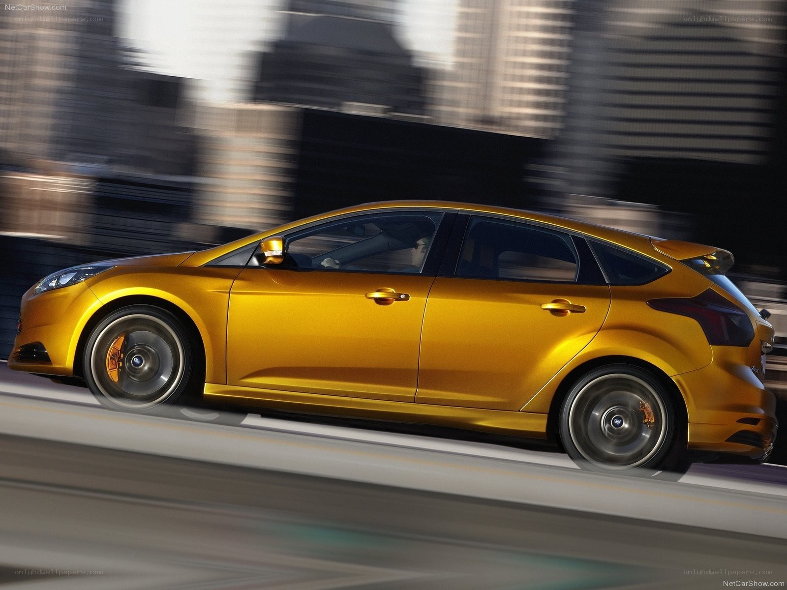 yellow ford focus rs in motion
