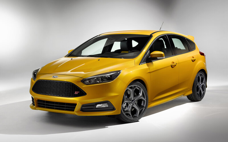 Yellow Ford Focus St — Dramatic