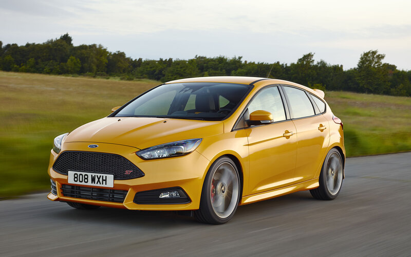 Yellow Ford Focus St — Dynamic