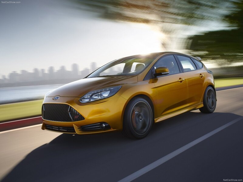 yellow ford focus st in motion
