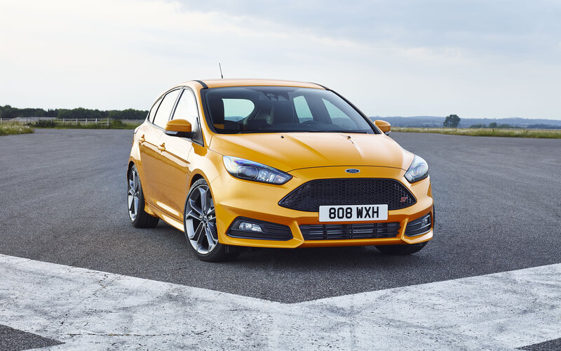 Yellow Ford Focus St — Neutral