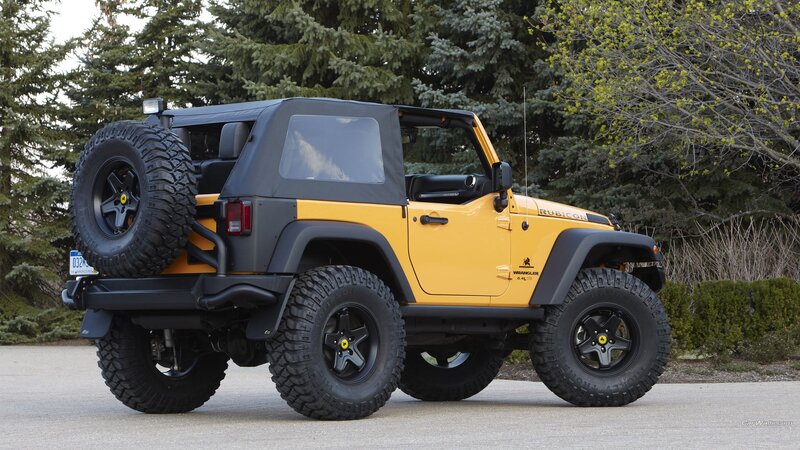 Yellow Jeep Wrangler Rubicon — Outdoor