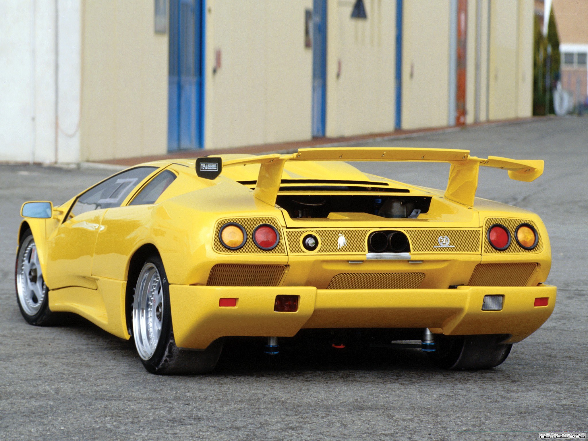 yellow lamborghini diablo