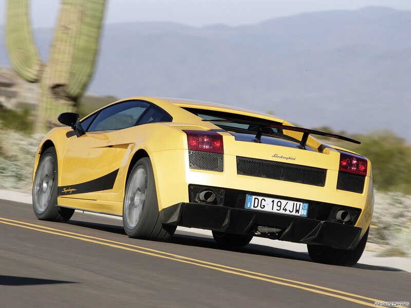 Yellow Lamborghini Gallardo — Dynamic