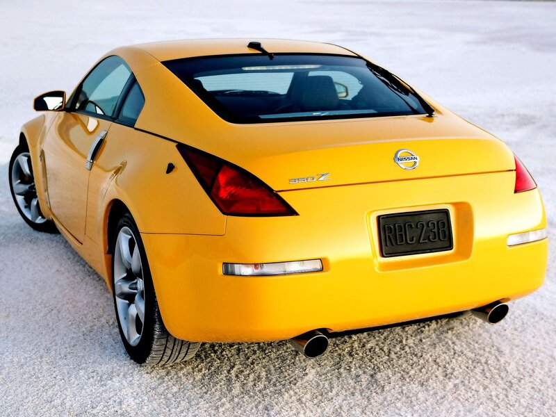 yellow nissan 350z sports car