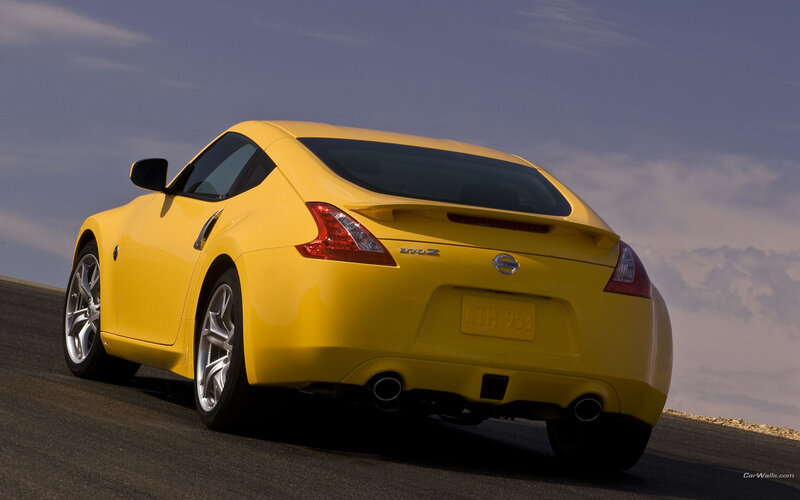 yellow nissan 370z sports car