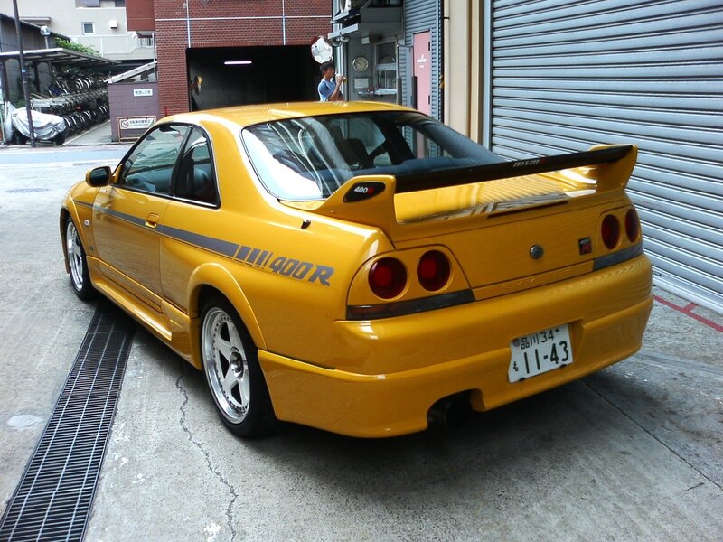 yellow nissan skyline gt-r