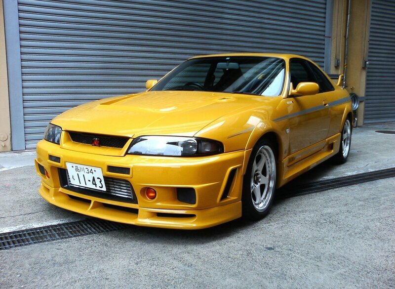 yellow nissan skyline gt-r