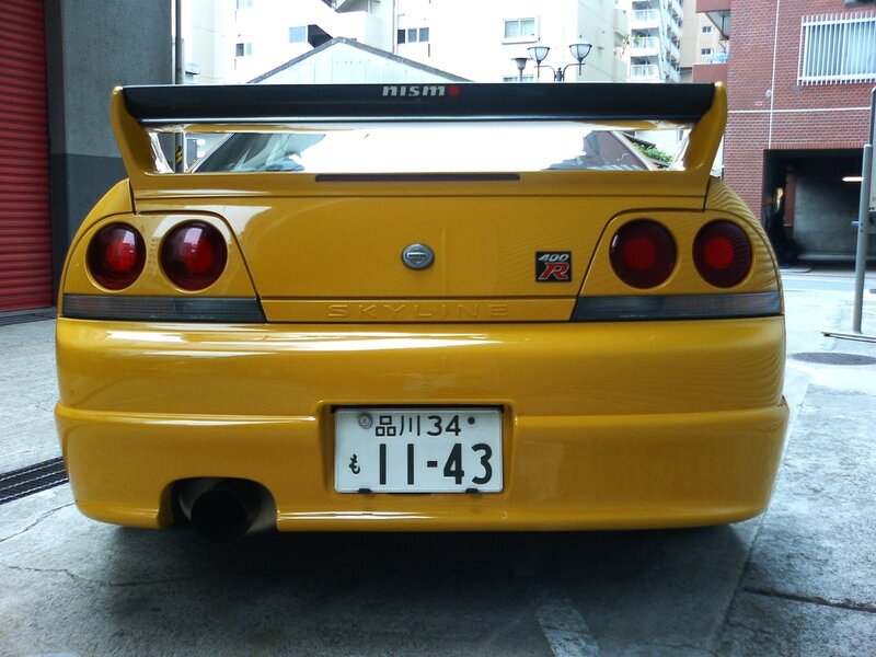 yellow nissan skyline r34