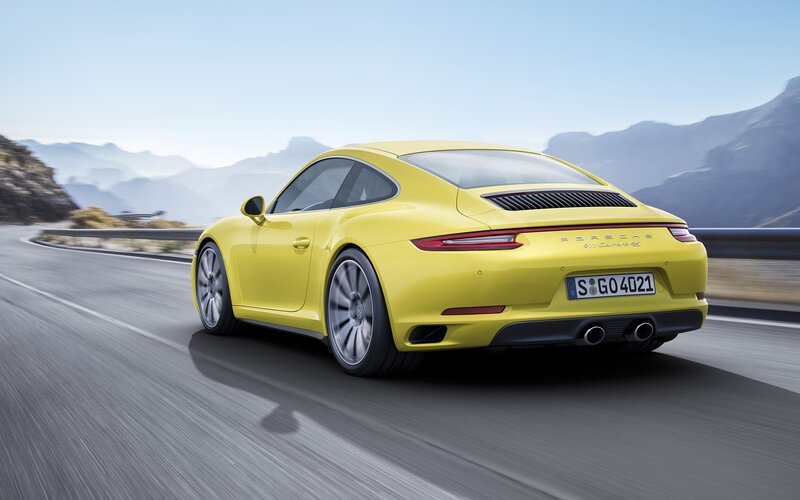 Yellow Porsche 911 Carrera — Dynamic