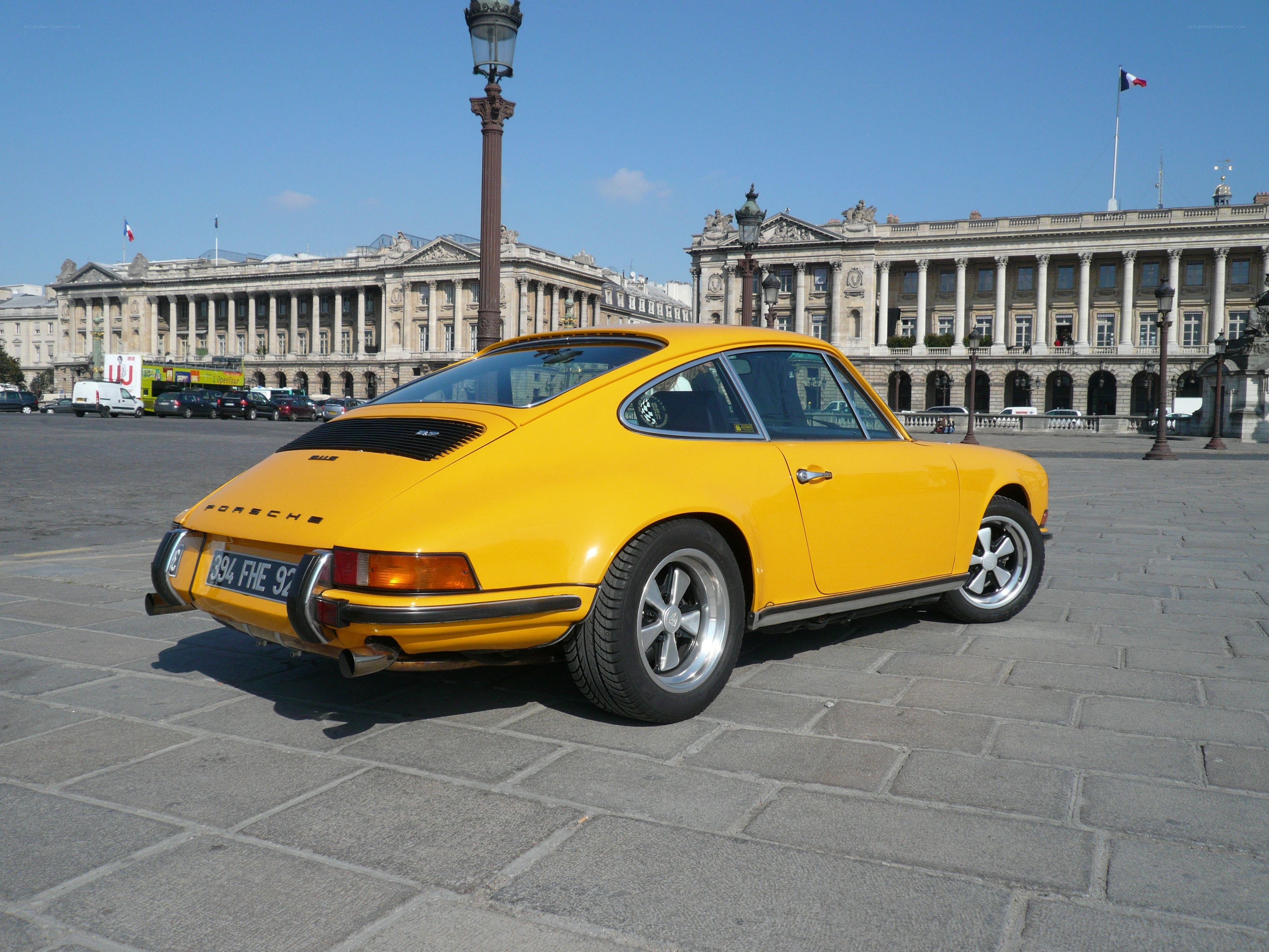 Yellow Porsche in Paris