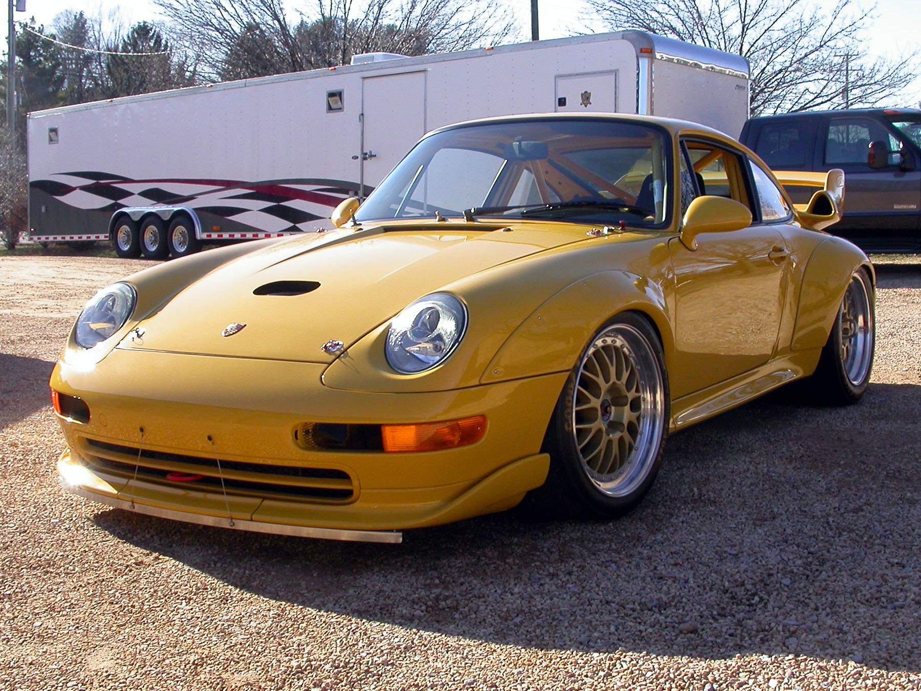 yellow porsche race car