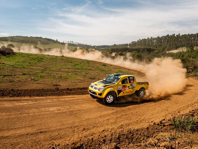Yellow Rally Truck — Dynamic