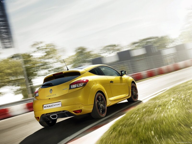 Yellow Renault Mégane in motion
