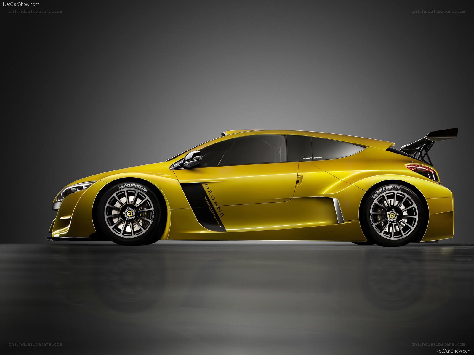 Yellow Renault Mégane Trophy