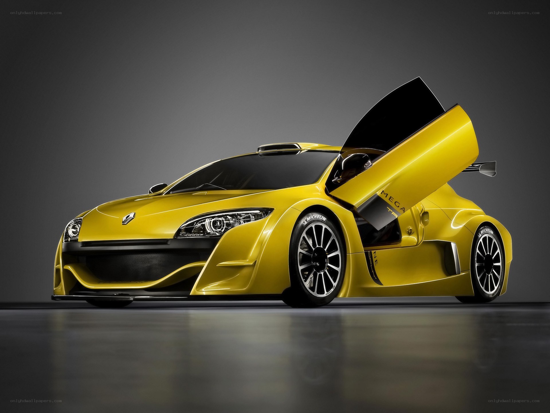Yellow Renault Mégane Trophy