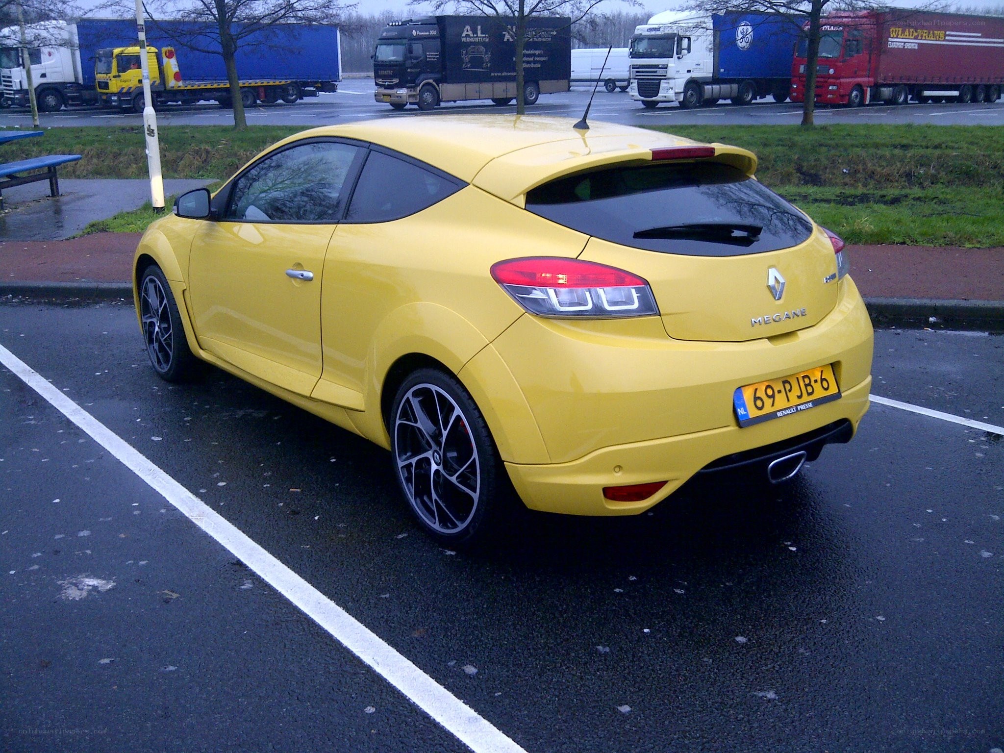 yellow renault megane coupe