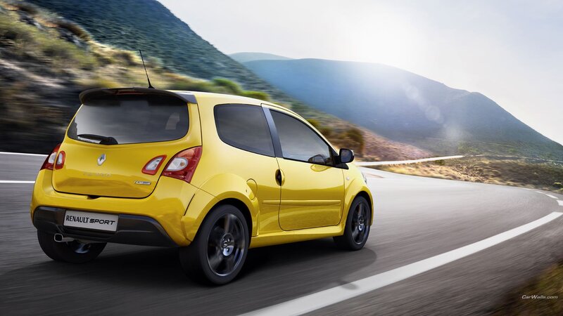 Yellow Renault Twingo — Dynamic