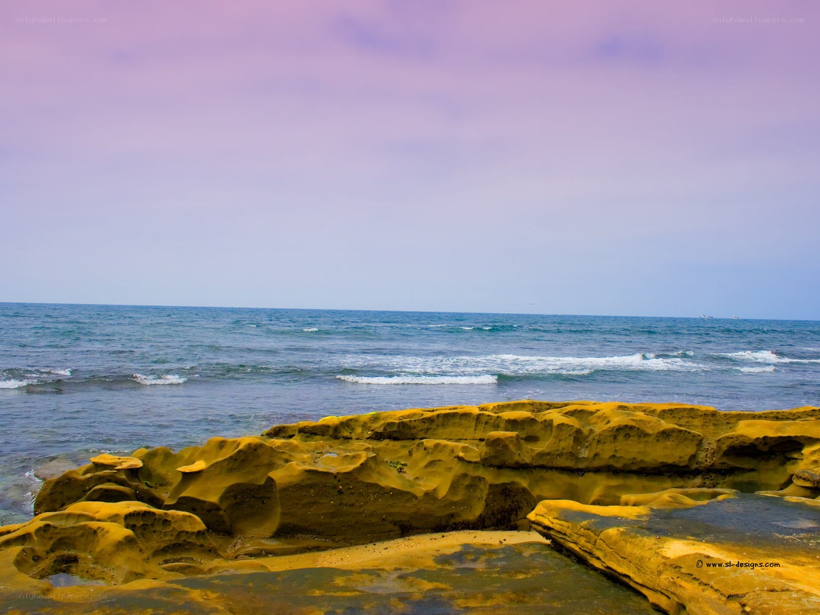 Yellow rocks at the ocean