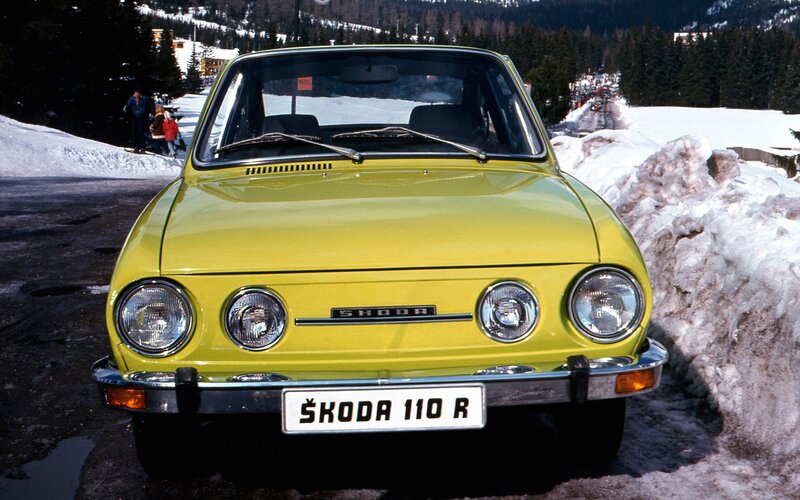 Yellow Skoda 110R in snow