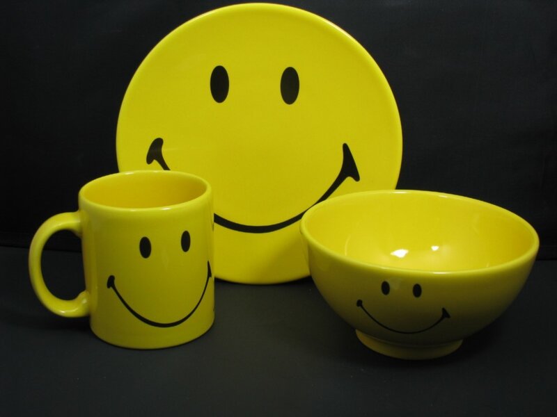 yellow smiley face dinnerware set