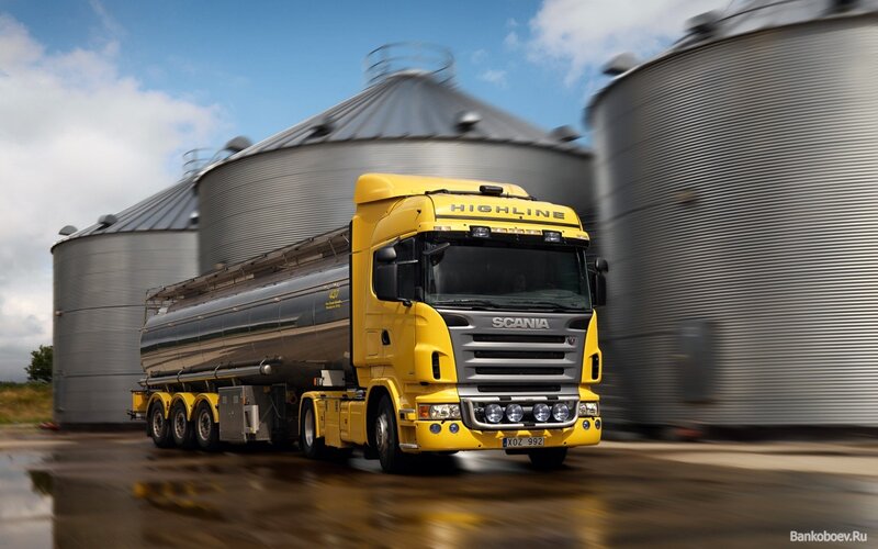 Yellow Tanker Truck — Dynamic