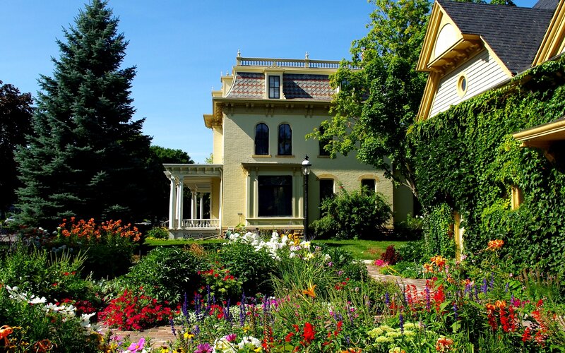Yellow Victorian House — Green