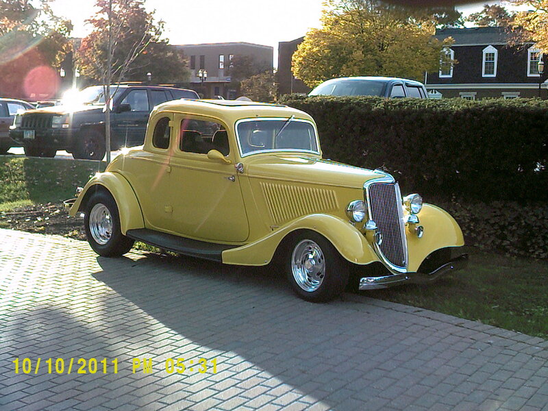 Yellow Vintage Car — Calm, Autumn